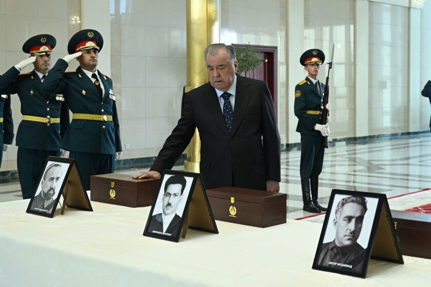 МУШТИ ХОК ВА САРНАВИШТИ НУСРАТУЛЛО МАХСУМ