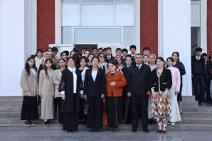 ДОНИШҶӮЁН АЗ ОСОРХОНАИ ПЕШВОИ МИЛЛАТ ДИДАН НАМУДАНД