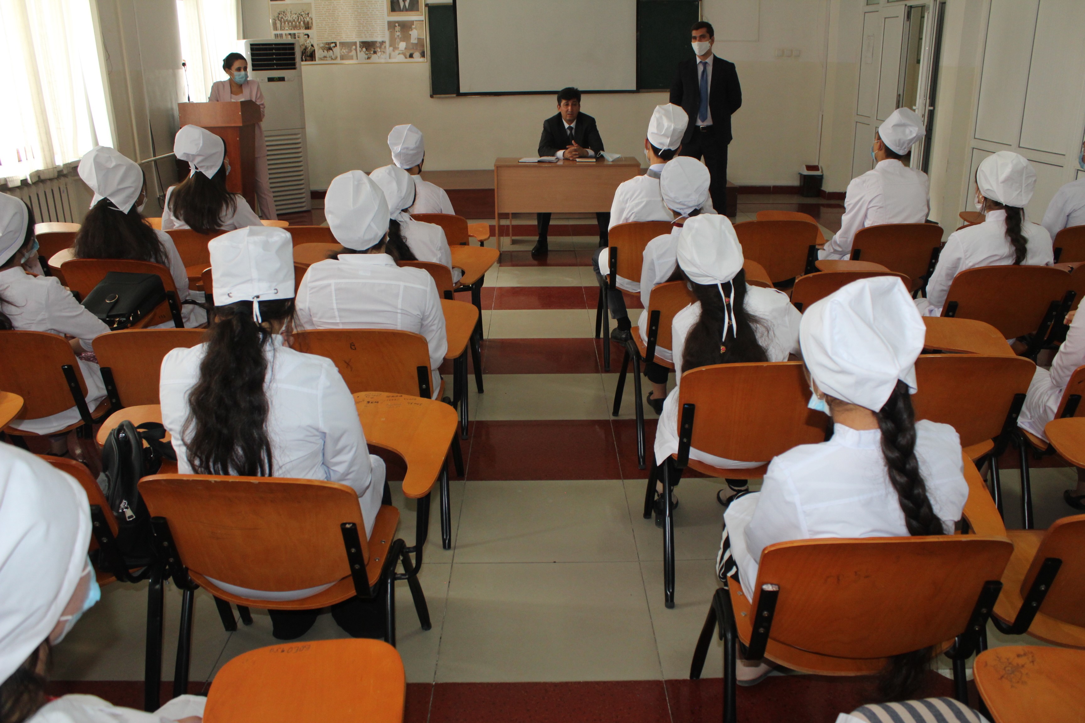 Вохӯрии садорати факултети нигаҳдории тандурустии ҷамъиятӣ бо донишҷўёни курсҳои 1-ум