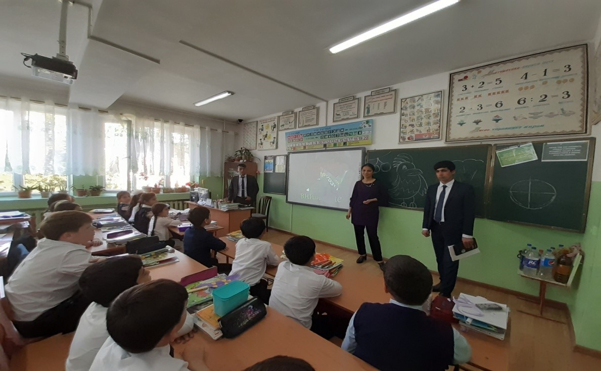 Омӯзгорони донишгоҳ дар байни хонандагону омӯзгорони мактабҳои ш. Душанбе доир ба пешгирии коронавирус корҳои фаҳмондадиҳӣ  гузаронида истодаанд