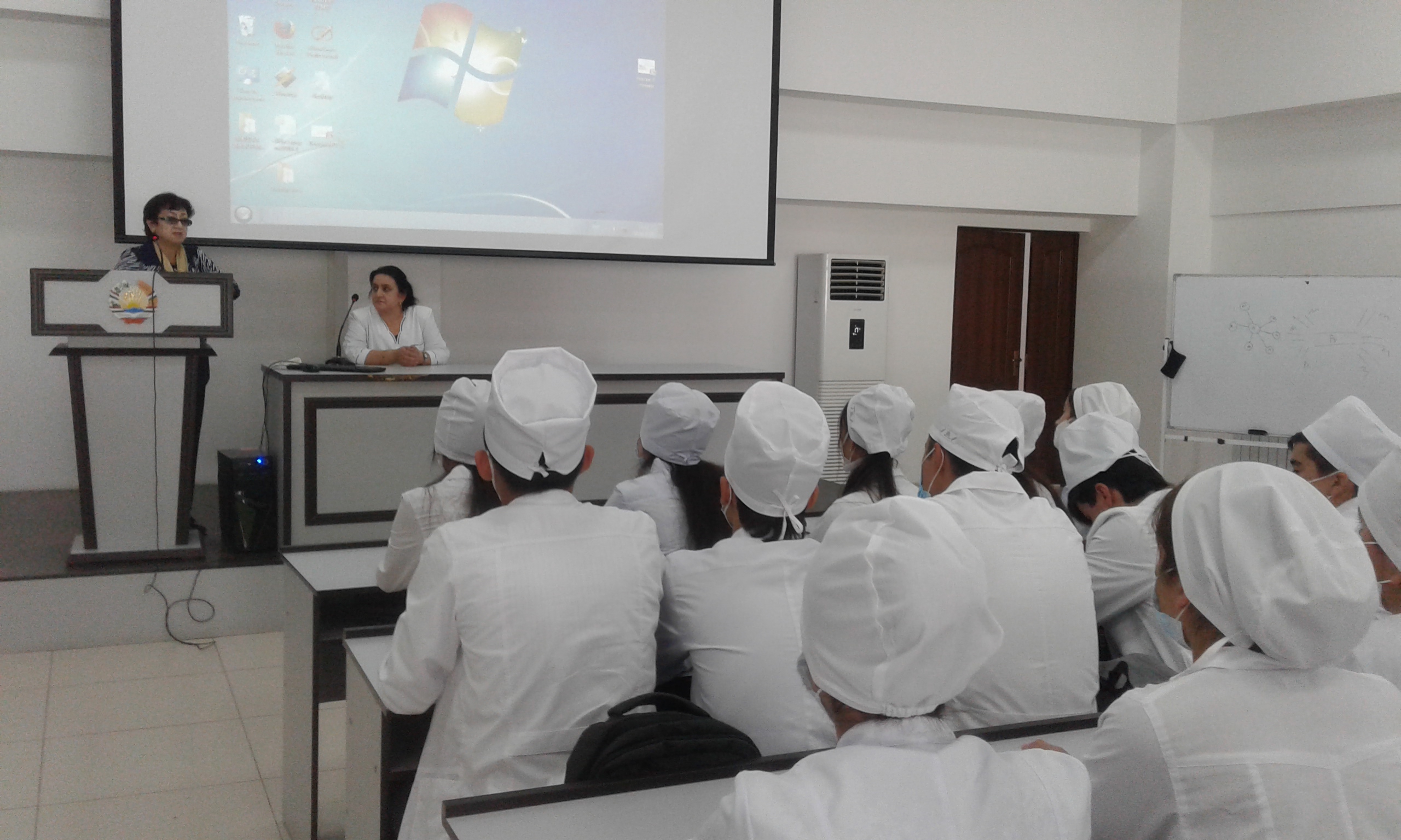 Сӯҳбат бо донишҷӯёни курси аввал