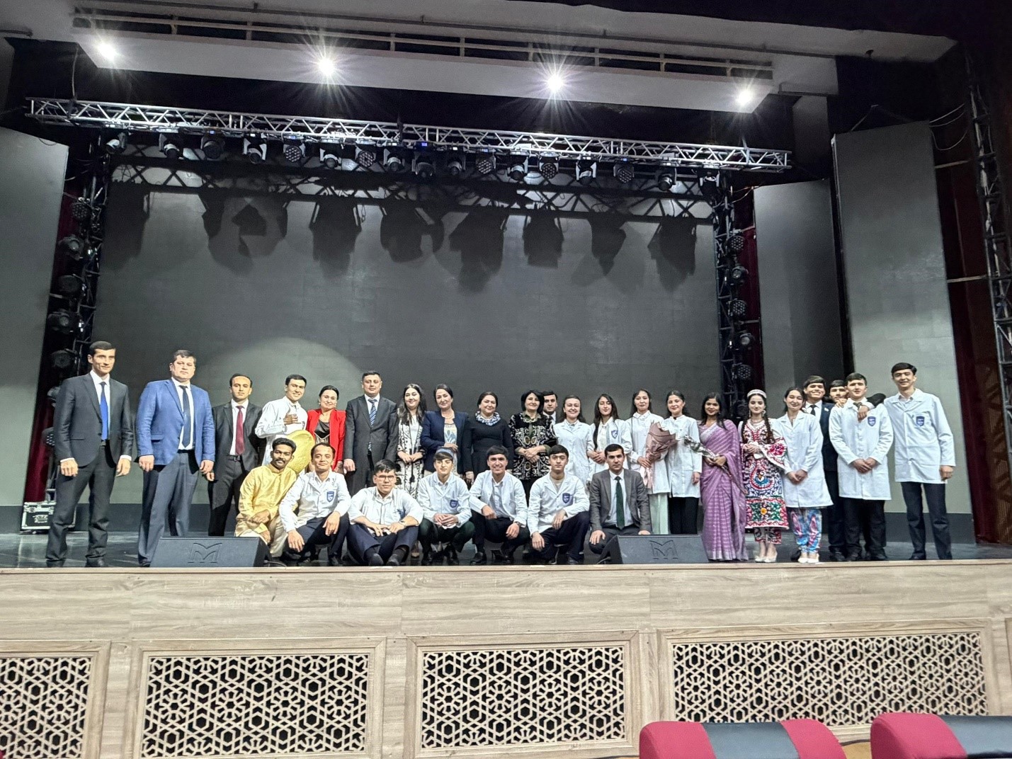 ДОНИШҶӮЁНИ ДОНИШГОҲ ДАР ДАВРИ АВВАЛИ МАҲФИЛИ “ЗАРИФОН” СОЗОВОРИ ҶОЙИ НАМОЁН ГАРДИДАНД