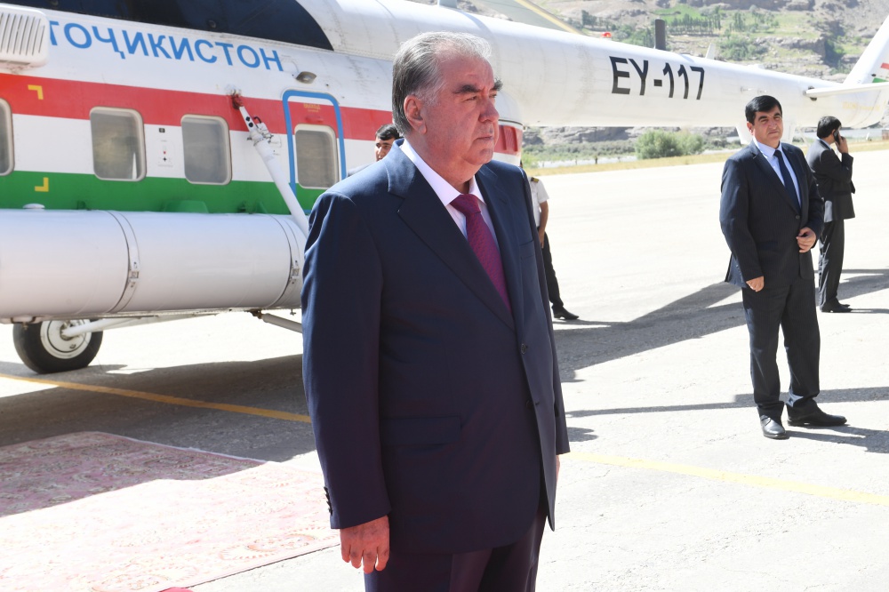 Arrival of the Leader of the nation at Khorogh airport