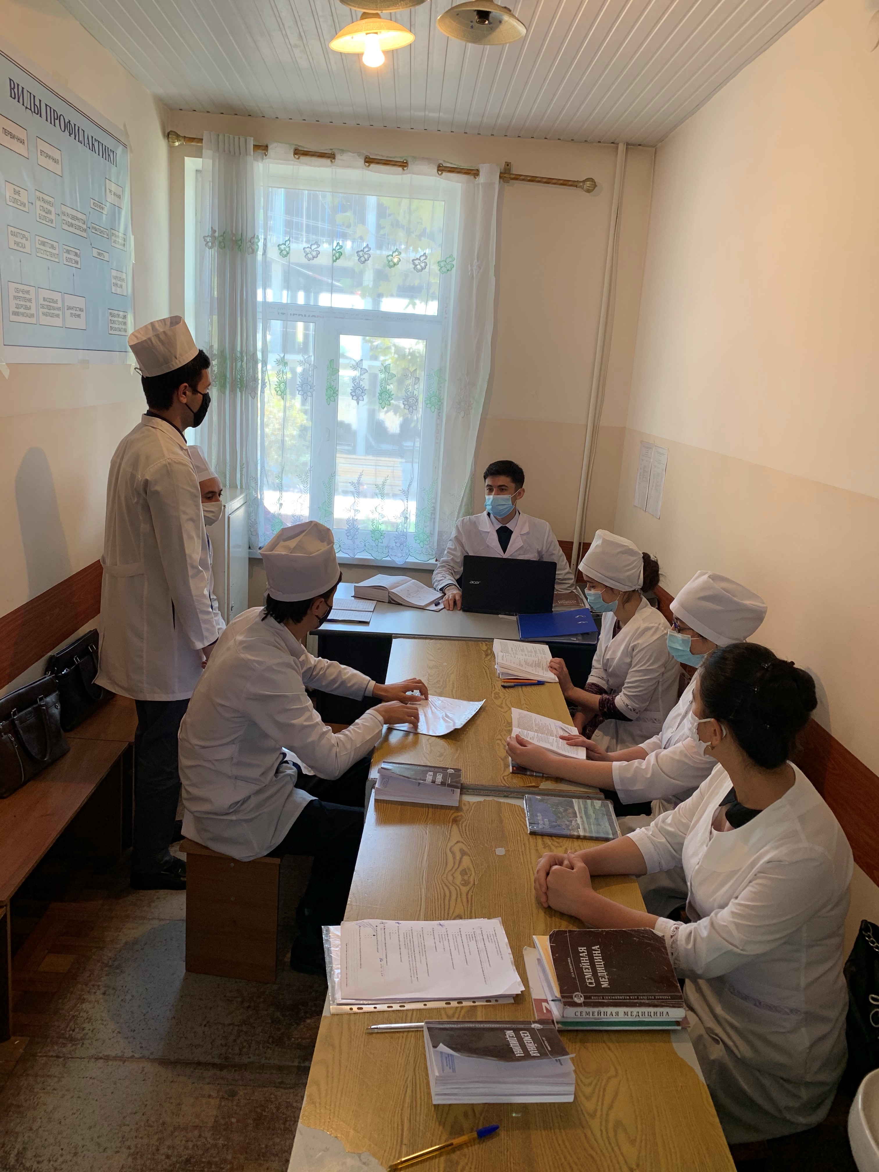 Сӯҳбат бо донишҷӯён оид ба пешгирии сирояти коронавирус