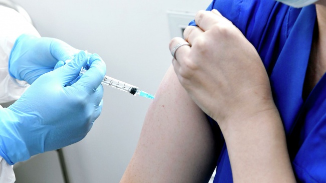 Ученые назвали процент заболевших COVID-19 среди вакцинированных