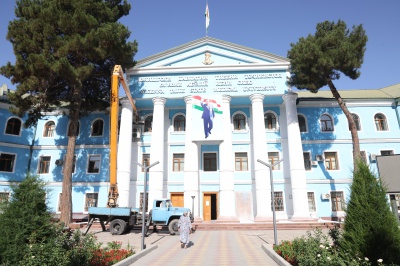 ИНСОН САРЧАШМАИ ҲАМАИ ОБОДИВУ ОЗОДАГИҲОСТ