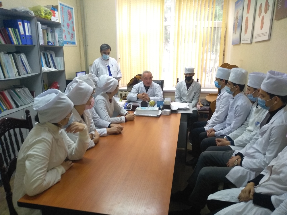 Нишасти мизи мудаввар бахшида ба Рӯзи байналмилалии мубориза бо Вируси норасоии масунияти одам (ВНМО -ВИЧ/СПИД) дар кафедраи урология