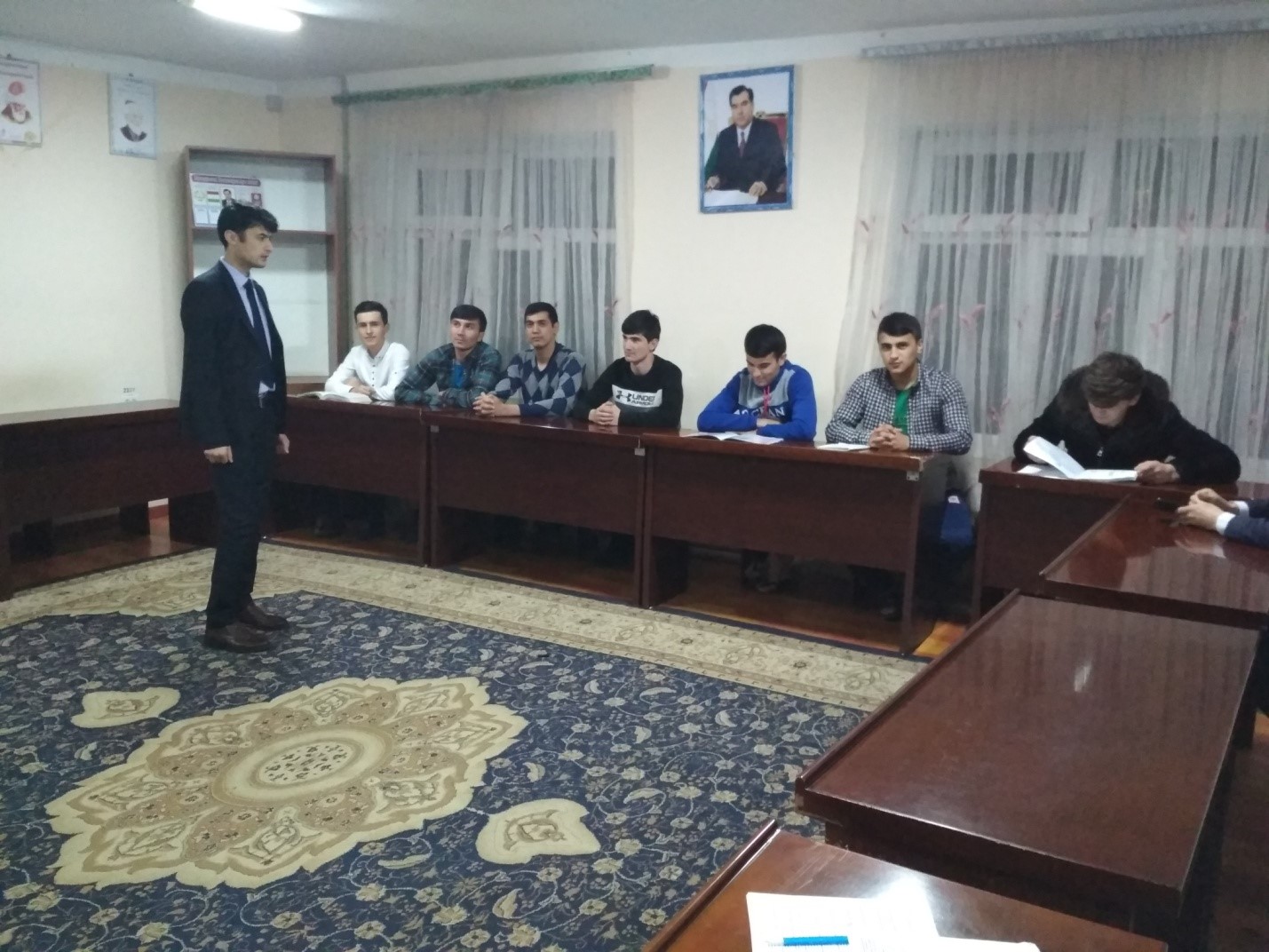 Сӯҳбат дар хобгоҳи донишҷӯён