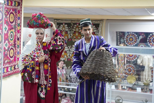 НАҚШИ АНЪАНАҲОИ МИЛЛӢ ДАР ТАШАКУЛЛИ МАЛАКАҲОИ МЕҲНАТИИ ДОНИШҶӮЁН