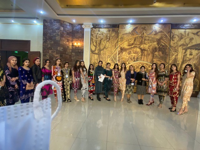 Донишҷӯдухтарони донишгоҳ дар ҷаласаи расмӣ