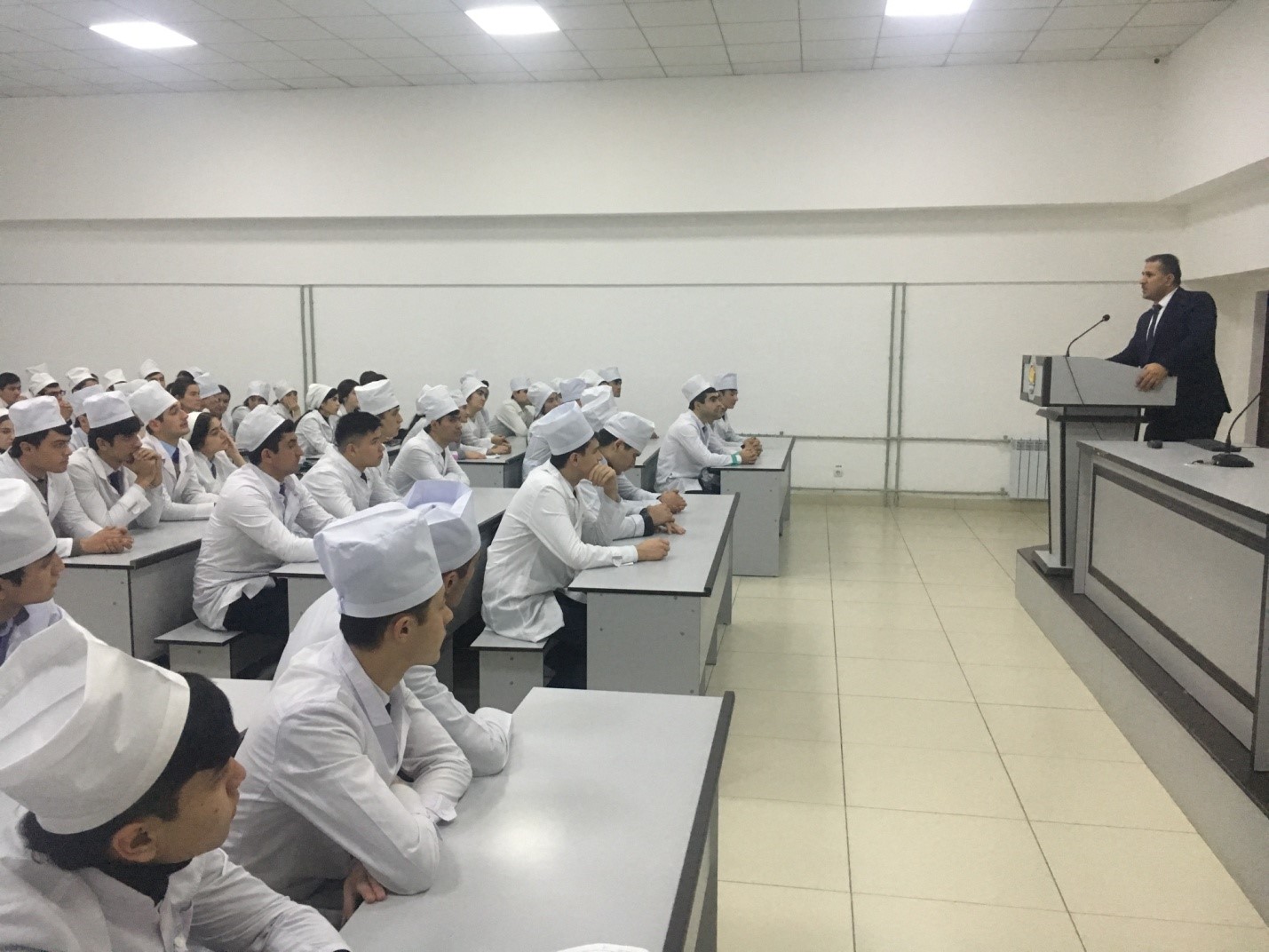 Маҷлиси навбатии декани факултети стоматологӣ бо донишҷӯён.