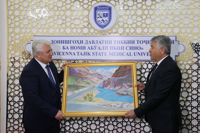 Делегация Санкт-Петербурга посетила Таджикский государственный медицинский университет имени Абуали ибни Сино