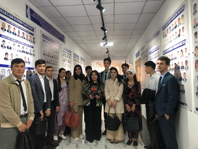 STUDENTS' VISIT TO THE UNIVERSITY MUSEUM