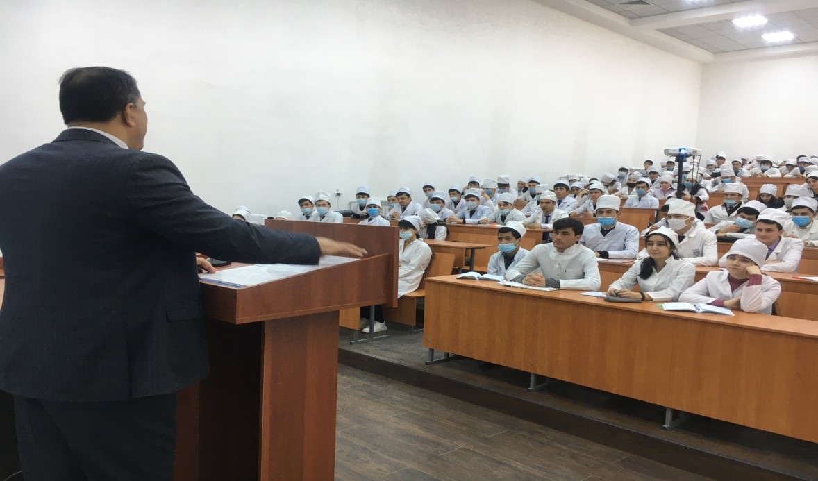 Вохурии намояндагони деканати факултети стоматологӣ бо донишҷӯён