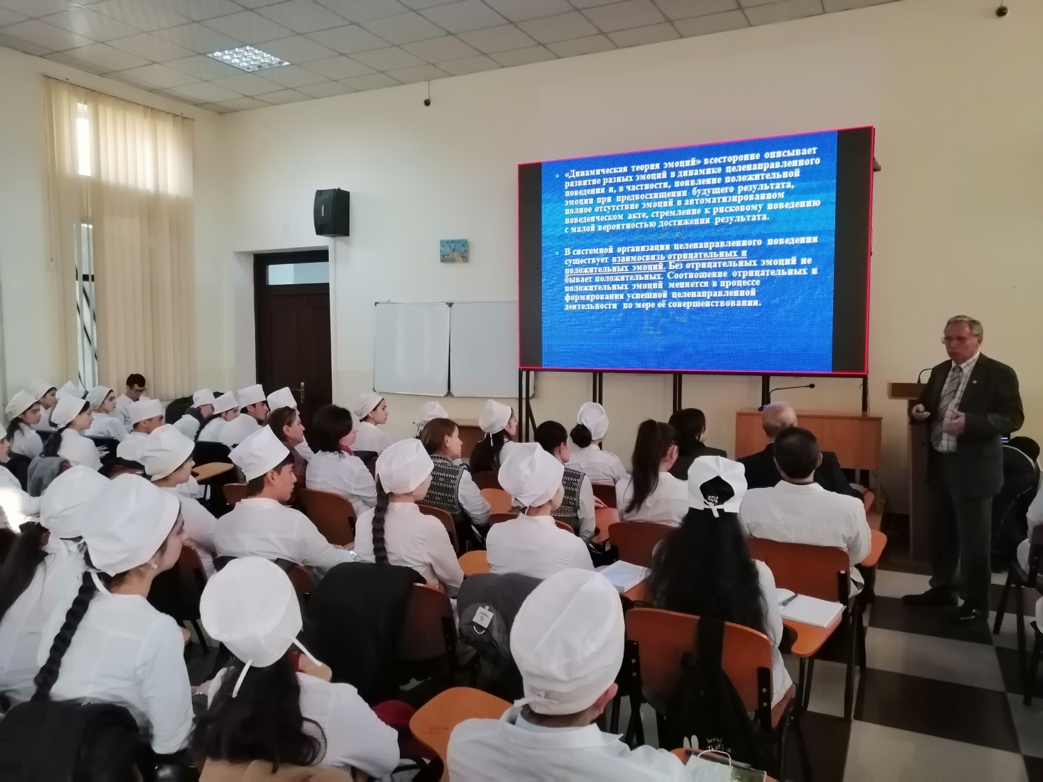 Дарси кушоди устодони варзидаи кишварҳои хориҷа