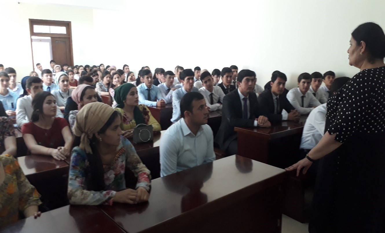 Баргузории маҷлиси курсӣ бо донишҷӯёни хатмкунанда