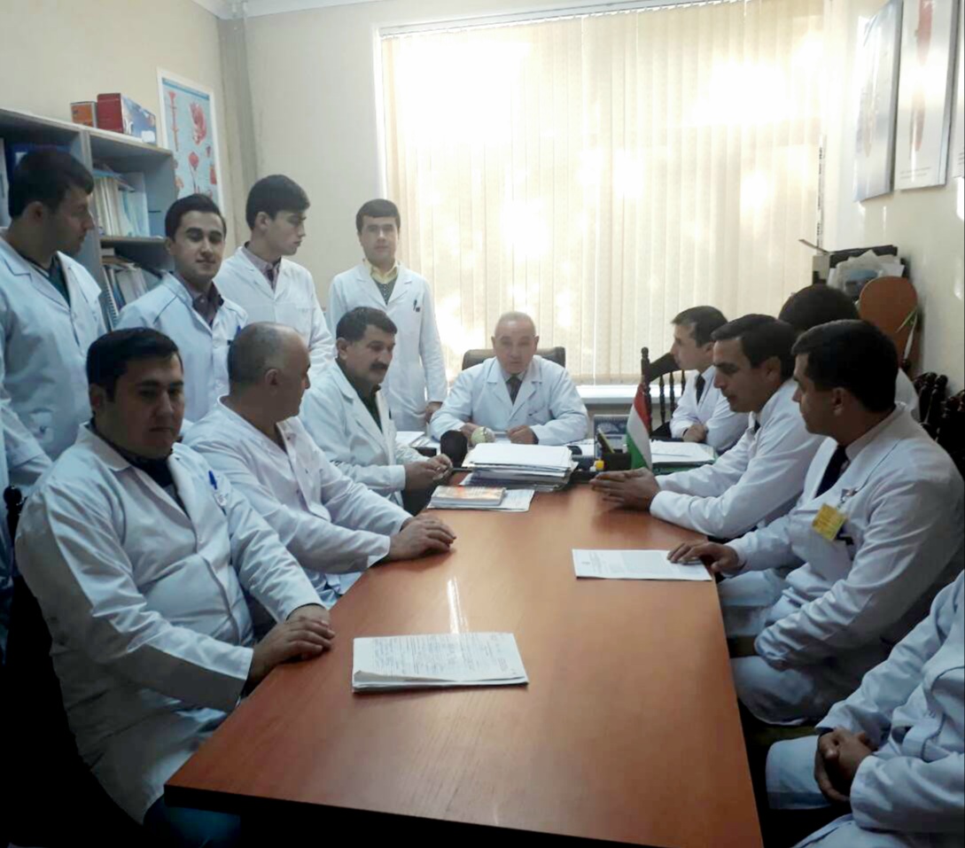 Нишасти мизи мудаввар бахшида ба Рӯзи Парчами давлатӣ дар кафедраи урология